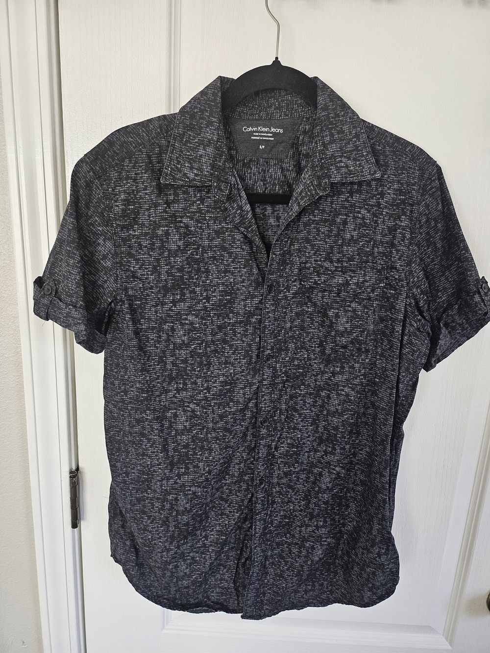 Calvin Klein Jeans Men's Charcoal Heather Short-Sleeve Button-Down Shirt